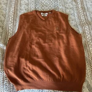 TEHAMA Men's V-Neck Sweater Vest in Rust